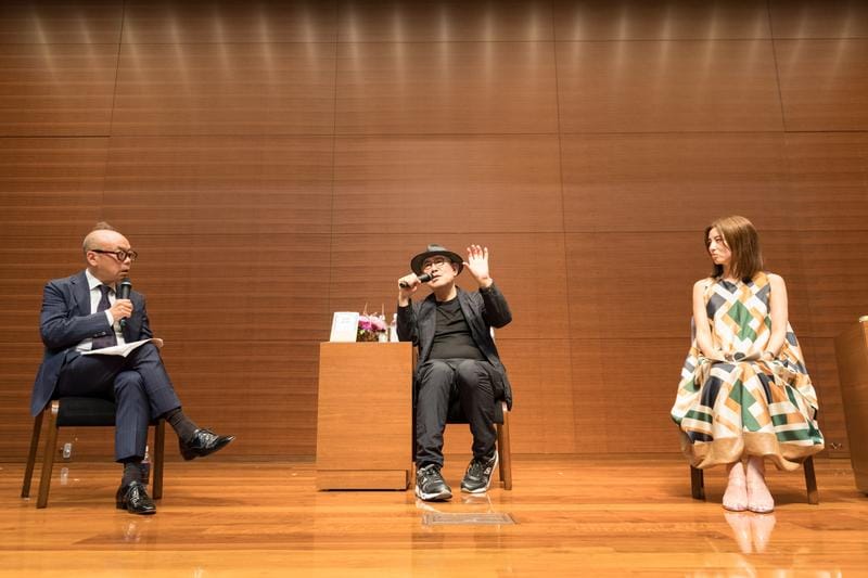 イベント前半では松本隆さん（中央）の聞き手役をTFMのラジオマン、延江浩さん（左）が務めた。右はフリーアナウンサーの宇賀なつみさん（撮影／写真映像部・戸嶋日菜乃）