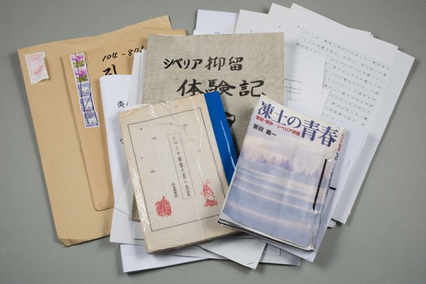編集部には多くの小冊子や手紙が寄せられた（撮影／写真部・長谷川唯）