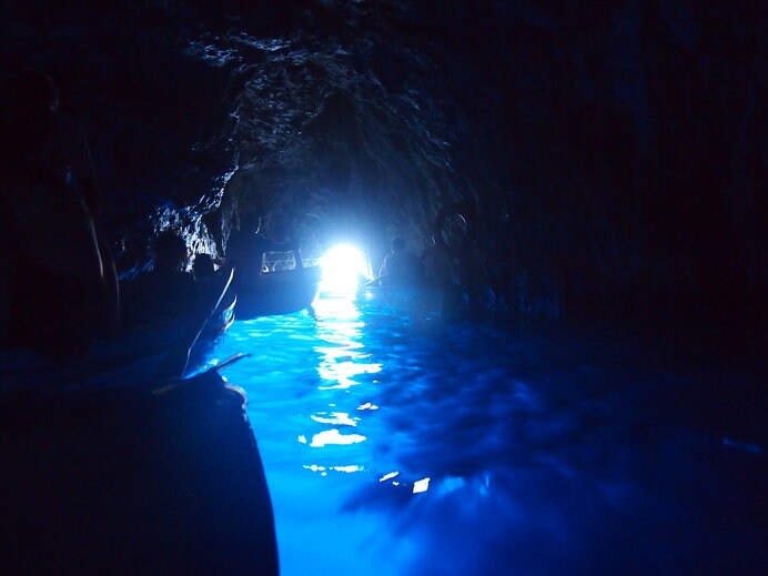 こちらは本場の「青の洞窟」（画像はイメージです）