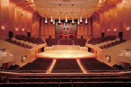 大ホールは全2006席が葡萄の段々畑状になったヴィンヤード形式。音楽の響きは太陽の光のようにすべての席に降り注ぐ。壁面にはウイスキーの貯蔵樽に用いるホワイトオーク材が使われている