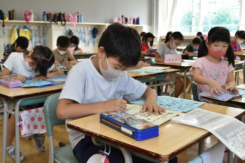東京都港区の母親は、なるべく絵柄が少ない２Ｂの鉛筆５本と赤鉛筆１本、消しゴム、定規を持ってくるようにと区立小学校から指示があったと話す　（ｃ）朝日新聞社