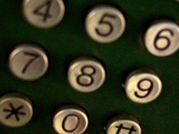 公衆電話では、ダイヤルボタンを早打ちする姿がたくさん見られた