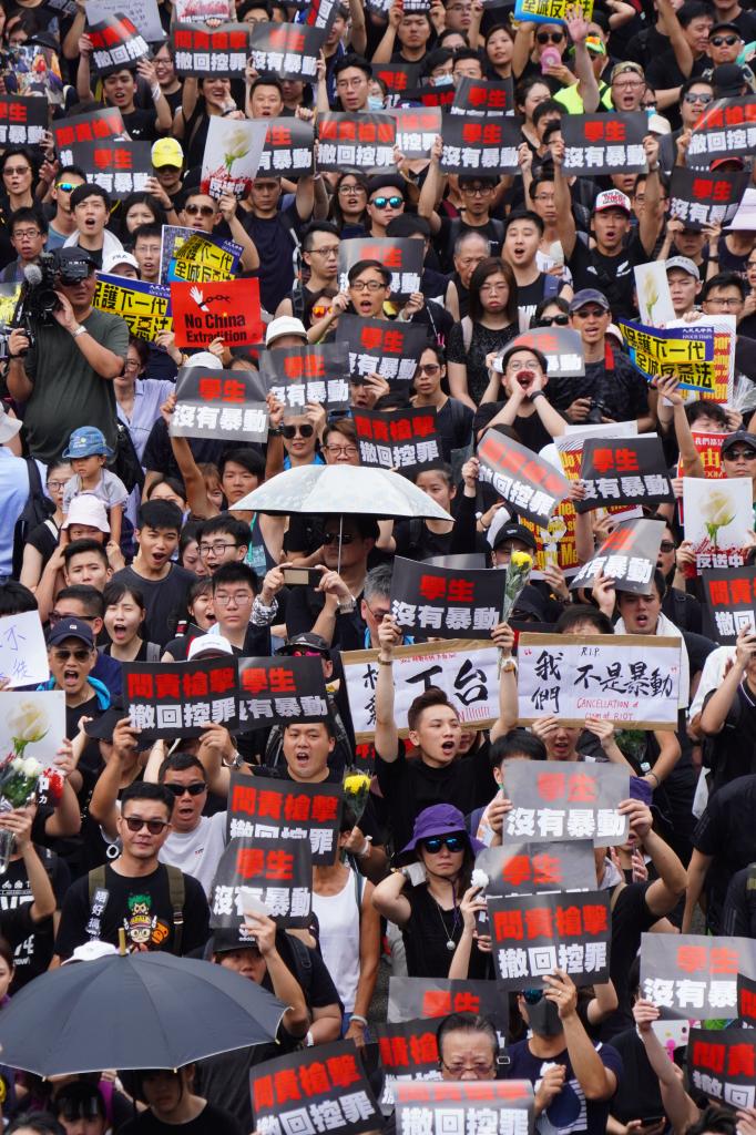 「逃亡犯条例」の改正案に反対する香港人のデモは、回を重ねるごとに参加者が増え、２００万人近くに達して世界を驚かせた／６月１６日、香港で　（ｃ）朝日新聞社