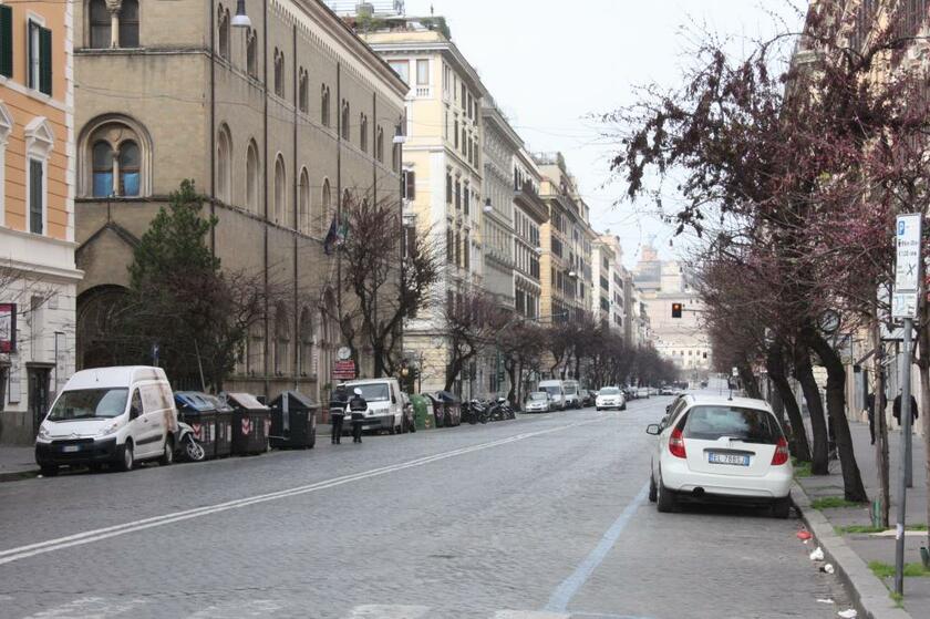 普段は通勤の車で混み合う道路は、車の通行がほとんどなくなっていた＝１７日、イタリア・ローマ　（ｃ）朝日新聞社