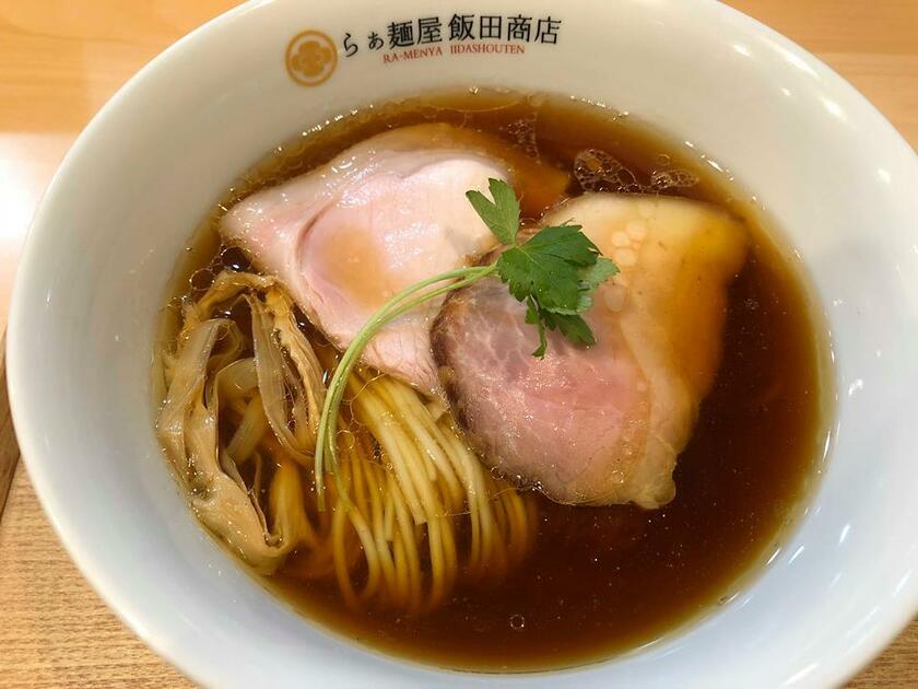 石塚和生さんが通い詰める飯田商店の「醤油らぁ麺」（850円）は一口すすればこれでもかと旨味が押し寄せてくる（筆者撮影）