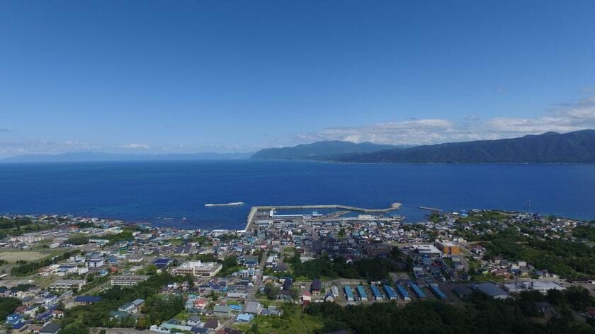 核のごみの最終処分場の応募検討を表明した、北海道寿都町。カキの養殖やホッケ漁などの漁業が基幹産業だ（寿都町提供）