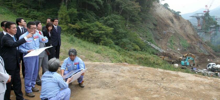 八ツ場ダム建設予定地を視察した民主党政権の当時の前原誠司・国土交通省。前原氏は中止を打ち出したが民主党の当時の野田佳彦首相が建設再開を決めた=2009年、群馬県長野原町 (c)朝日新聞社