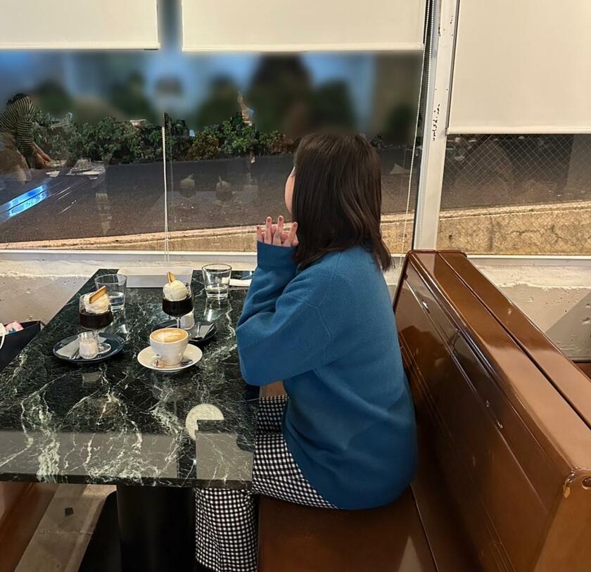 「Anea cafe 松見坂店」のドラマ席に座っていた千葉県の29歳女性。お店に「100回くらい」電話をして席をゲットしたという（撮影/上田耕司）
