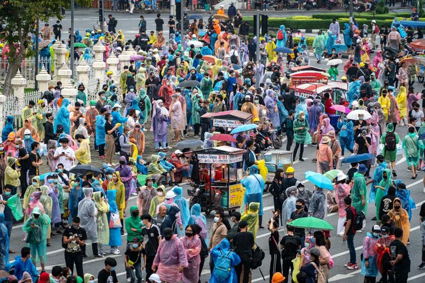 広場に集まり抗議活動を続けるデモ隊の傘やレインコートは香港デモの影響だという。そしてデモ隊のなかに屋台も散見される。写真提供／Naoya Akashi ＠naoya＿bkk