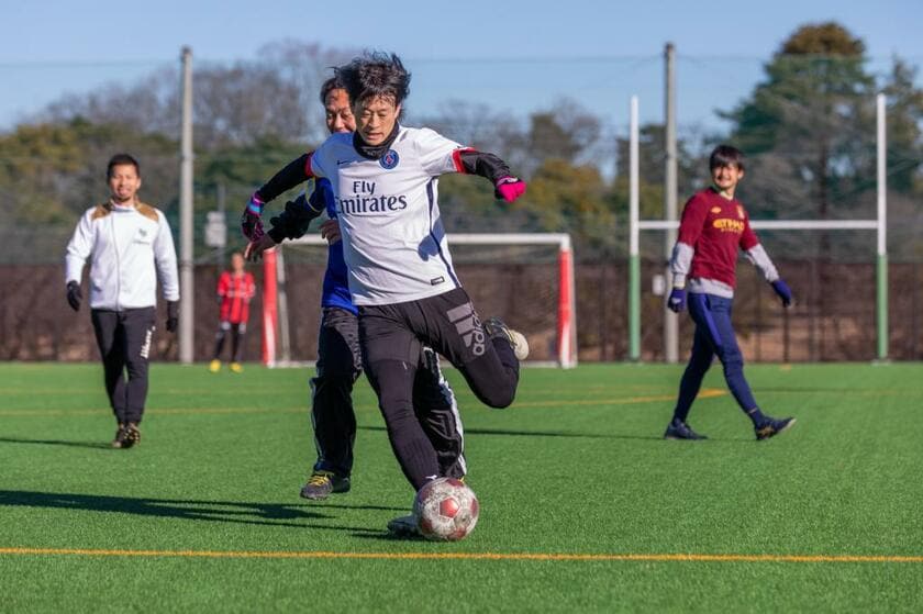 週末は、地元の友人たちとサッカーで汗を流すようになって２０年近くがたつ。鈴木はグラウンドの手配を引き受けているが「仕切ってくれているけれど、穏やかな人柄でリーダー風情ではない」（友人談）（撮影／倉田貴志）