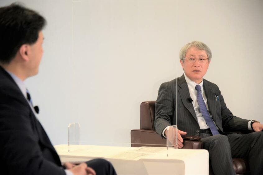 写真右:天野篤(あまの・あつし)医師。順天堂大学順天堂医院心臓血管外科特任教授。2002年に同院同科教授に着任。主任教授を経て、21年から現職