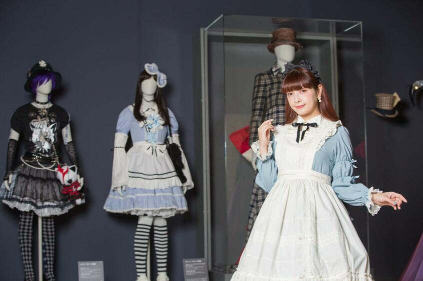 東京・六本木の森アーツセンターギャラリーで開催中の「特別展アリス」を訪れた、青木美沙子さん(photo 写真映像部・高橋奈緒)