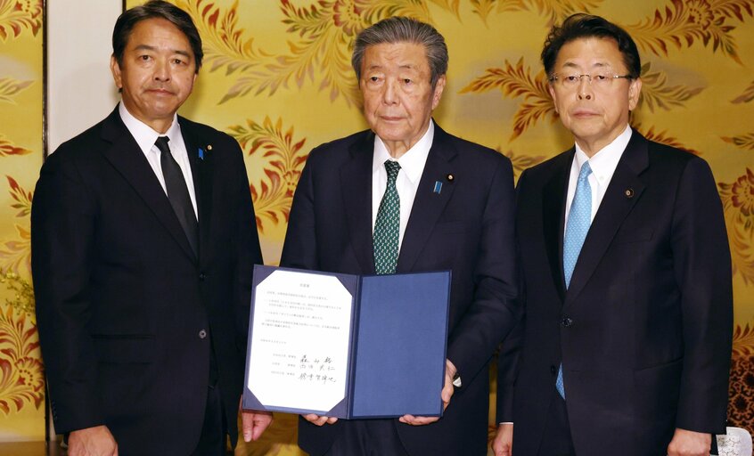 合意文書を作った3党幹事長。左から国民民主の榛葉氏、自民の森山氏、公明の西田氏=2024年12月11日