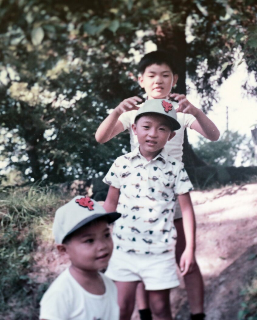 少年時代の清川肇社長(一番奥)(写真/本人提供)