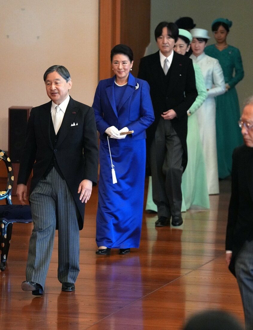 講書始の儀に臨む天皇陛下と皇后雅子さまら皇族方=2025年1月10日午前10時34分、皇居・宮殿「松の間」