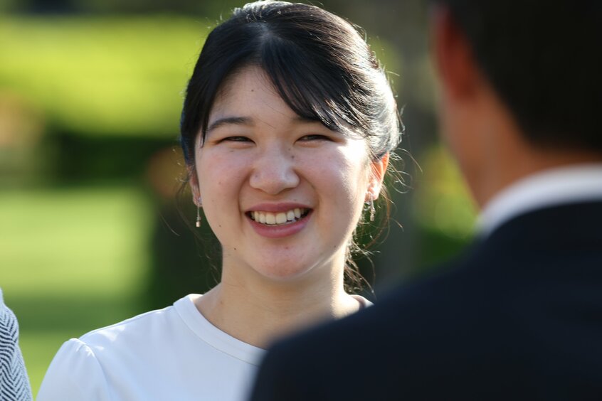 御料牧場に到着し、出迎えを受ける愛子さま=24年5月
