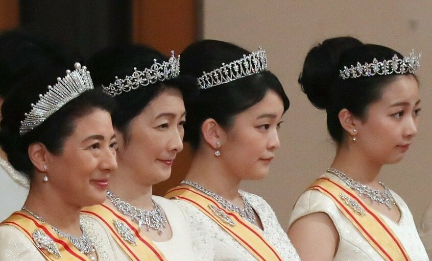 2019年、平成最後の新年祝賀の儀に参列する皇太子妃時代の雅子さま、紀子さまと眞子さん、佳子さまら女性皇族方。雅子さまの「皇太子妃のティアラ」は、アール・デコ調のデザインでひときわ大きく重厚感がある。秋篠宮家の3方の「百合」を意匠としたティアラはふんわりと優美な曲線を描き、透かし彫りをはじめとする細工は地金の重量を減らしご負担を軽減する目的もある=2019年元日、皇居・宮殿「松の間」