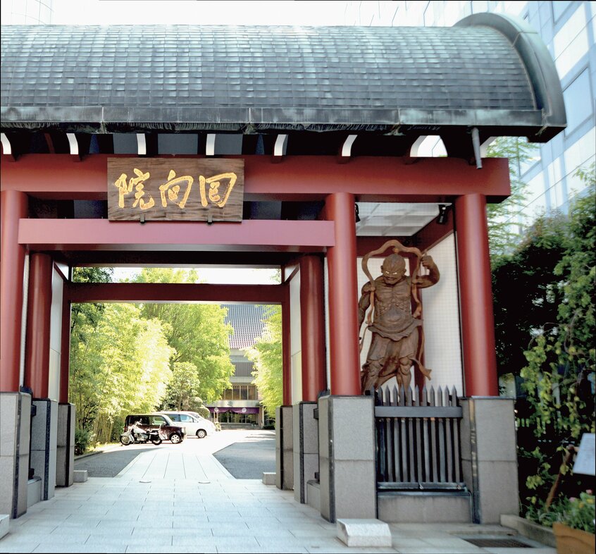 【回向院】江戸市街の6割を焼き尽くしたという明暦の大火の供養塔が立つ。「日本一の無縁寺」としても知られる。昭和5(1768)年以来、寺の造営・修復費用を捻出する勧進相撲が行われ、江戸の相撲の中心地に