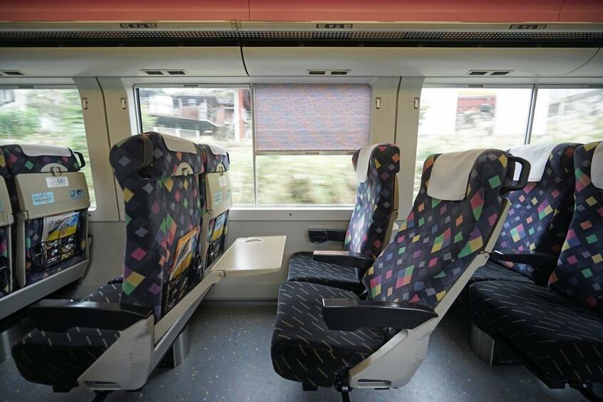 在来線特急普通車であるE257系。座席と座席の間は960ミリメートル、新幹線普通車だと1040ミリが多い(撮影/安藤昌季)