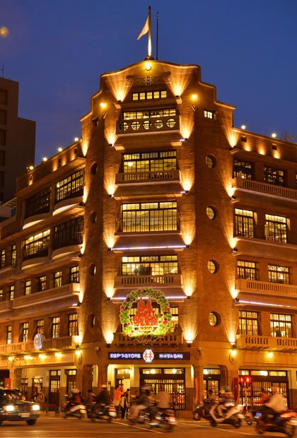 台南市にある林百貨。建物最上部の「林」のロゴ看板は、戦前に作られたものだという（撮影／写真部・東川哲也）