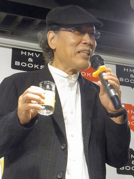 ワンカップを片手にトークが弾む吉田類さん(撮影/太田サトル)