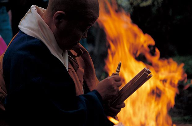 岩手県・天台寺での護摩法要（1990年）。寂聴さんは18年にわたり天台寺住職を務め、2022年2月には遺骨も納骨された（写真・勝山泰佑）