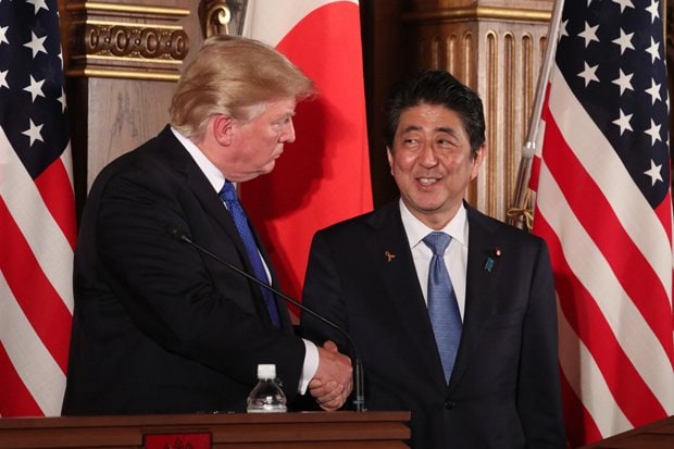 初訪日となったトランプ米大統領と安倍晋三首相は、ゴルフ外交などを通じて蜜月ぶりを世界中にアピール。写真は、東京での共同記者会見を終え、握手しながら見つめ合う両氏　（ｃ）朝日新聞社