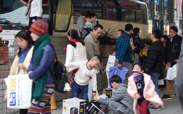 2016年の春節の際の銀座。たくさん買い物して観光バスに乗り込む中国人観光客が目立ったものだが……