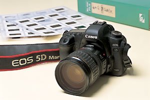 ハードな取材旅行の相棒は、キヤノンEOS5D MarkII。カメラはあくまでも記録用の道具、撮ることで記憶に強く焼きつけられるという。食事や衣装、人との触れ合いなど、写真に写しとめられているものが本を書くときの材料になる
