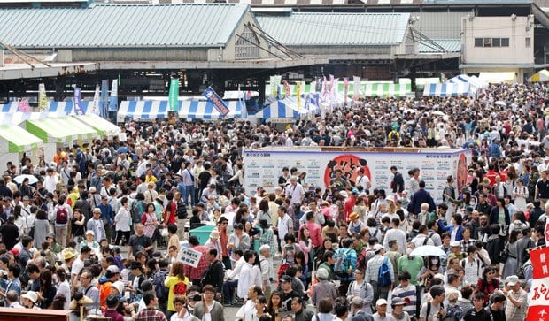 ５月３日の築地市場まつりは大盛況だったのだが　（ｃ）朝日新聞社