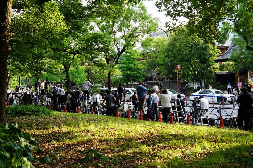 増上寺の門の前には、多くの報道陣が集まった（撮影・東川哲也）
