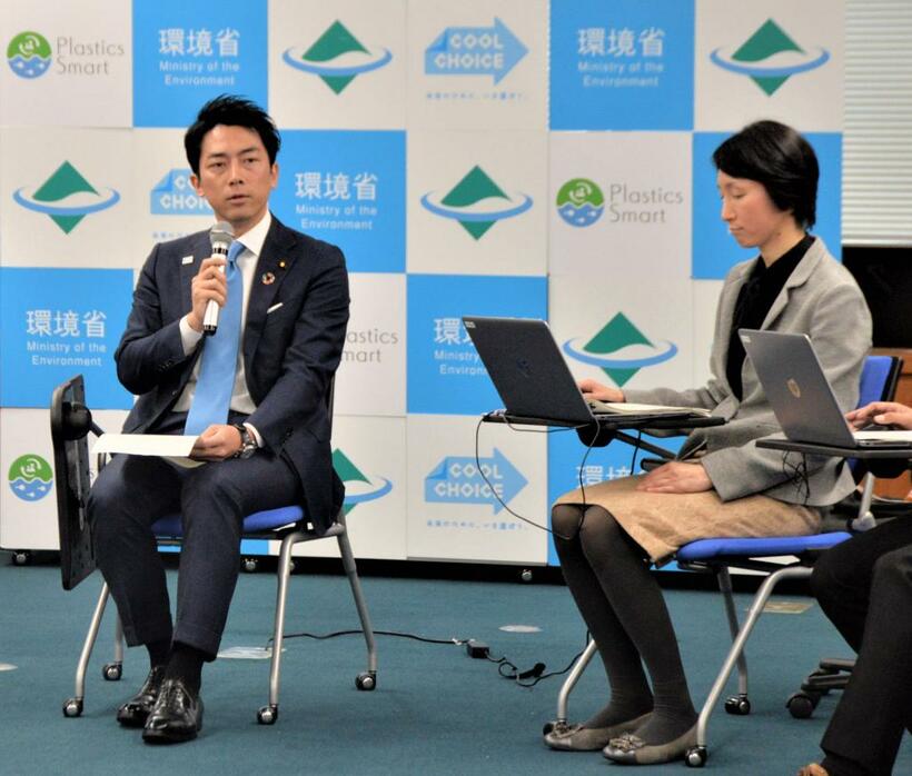 １月１５日、環境省で自らの「育休」を発表する小泉進次郎環境相（左）（ｃ）朝日新聞社