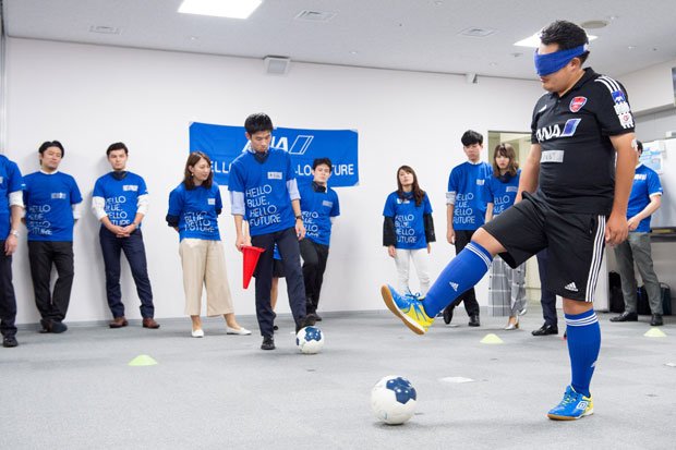 ブラインドサッカー／日本ブラインドサッカー協会が開発した企業型研修。日本代表の寺西一さんのドリブルを間近で見た参加者は「スピードも正確性もすごい」（撮影／写真部・小山幸佑）