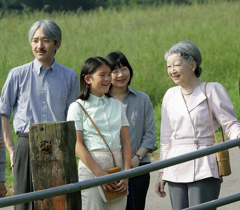 2005年、栃木県那須町の『千振開拓地』をお訪ねになられた時の美智子さま（右）と眞子さま(Ｃ)朝日新聞社