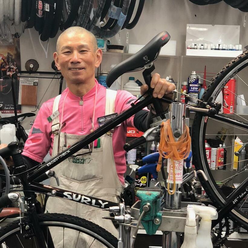 広島店のサイクルコーナーに勤める瀧川さん。自転車がとにかく好き。日本中をくまなくツーリングし、競技で国体やインカレに出場した経験も（写真：東急ハンズ）