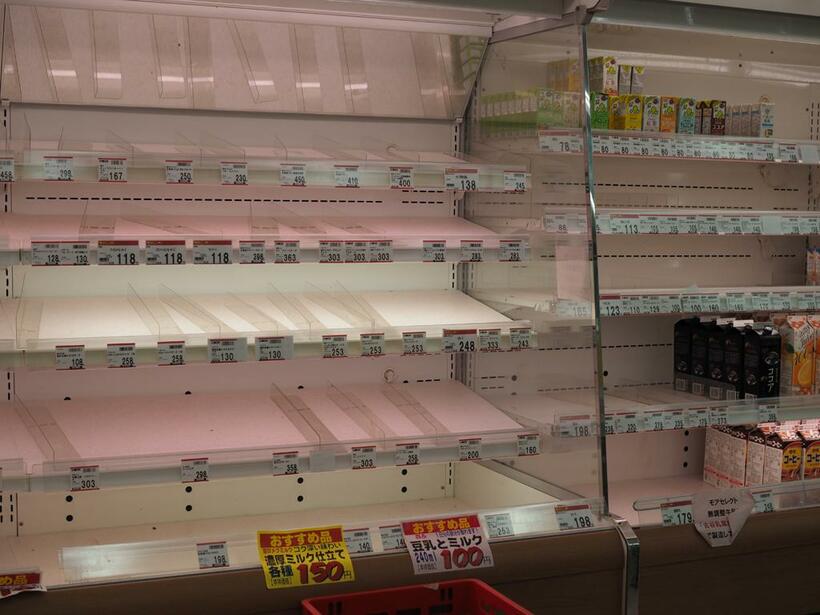 香取市内のスーパー。食料品の陳列棚は空になっていた（撮影/西岡千史）
