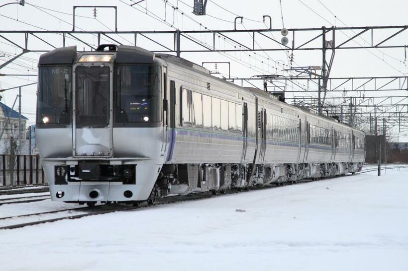 雪の残る線路を走る785系。写真は特急「スーパーカムイ」（撮影／北村光）