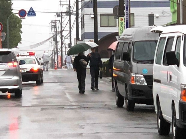 近くの道路を封鎖して野崎さんの会社を20日早朝、家宅捜索した和歌山県警