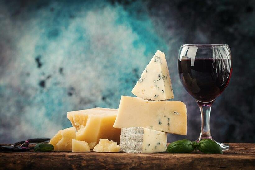 チーズはメソポタミア文明のころに誕生したといわれる。最初は搾った乳を器に入れていたら自然に発酵してできたものだったという（写真：Getty Images）