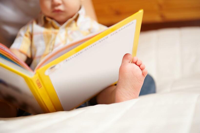 絵本の読み聞かせは親子のスキンシップにもいい（写真／gettyimages）