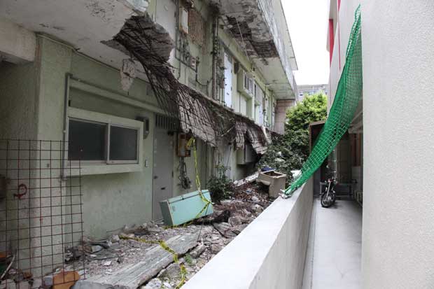 轟音とともに廊下が崩れ落ちた沖縄県浦添市のマンション。管理組合が機能していれば、崩壊は免れたかもしれない（撮影／編集部・常冨浩太郎）