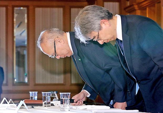 不正入試について謝罪する、東京医科大の宮沢啓介副学長（右手前、学長職務代理）と行岡哲男常務理事　（ｃ）朝日新聞社