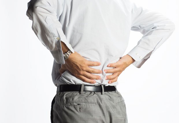 多くの人が悩まされている腰痛は、一生治らないものなのだろうか？（※イメージ写真）
