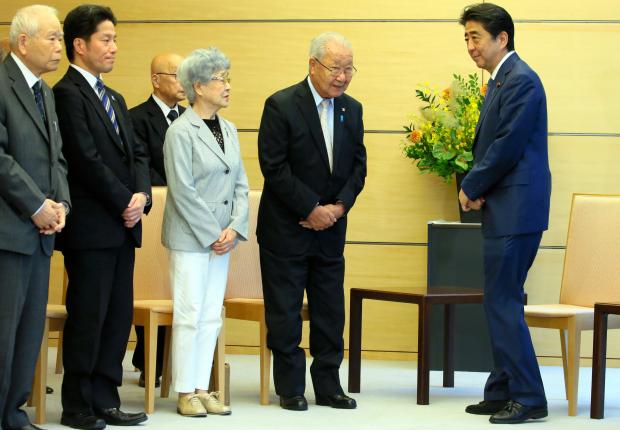 ５月２８日に官邸で拉致被害者家族と会う安倍晋三首相（右）。米朝首脳会談が「拉致問題が前進する機会とならねばならない」と語る　（ｃ）朝日新聞社