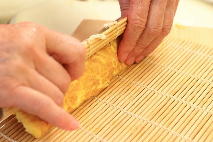 う巻きは表面を軽く焼き、熱いうちに巻きすで巻くと形がととのえやすい。(撮影/写真映像部・松永卓也)
