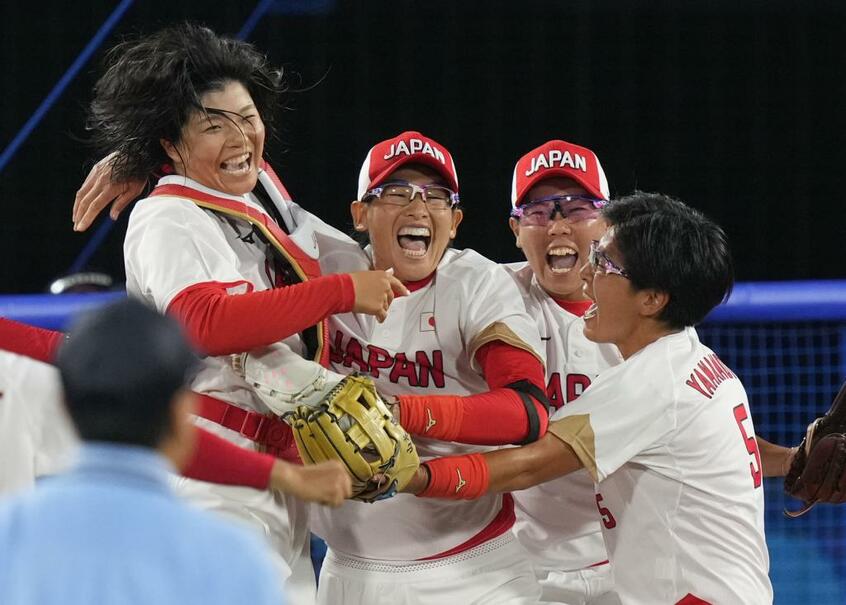 五輪ソフトボール優勝を喜ぶ日本代表の上野由岐子(中央)ら=2021年7月27日、横浜スタジアム (c)朝日新聞社