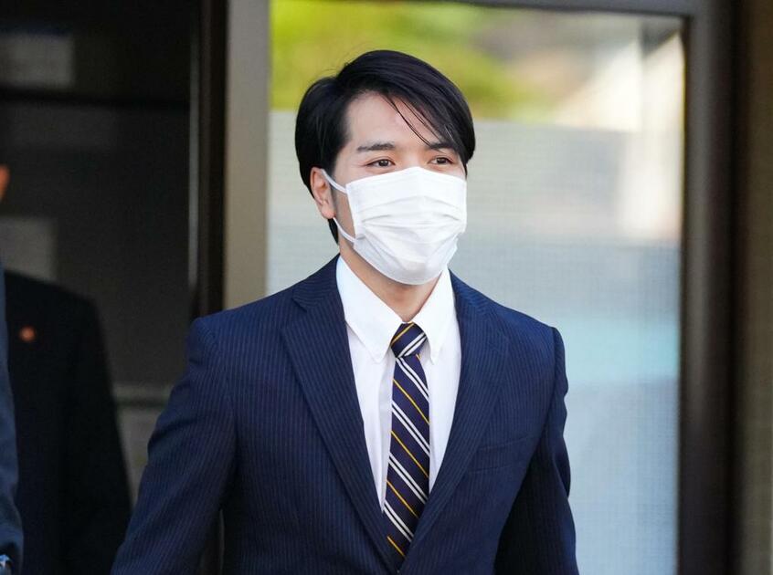 赤坂御用地へ向かうため自宅マンションを出る小室圭さん=10月18日、横浜市港北区(代表撮影) (c)朝日新聞社