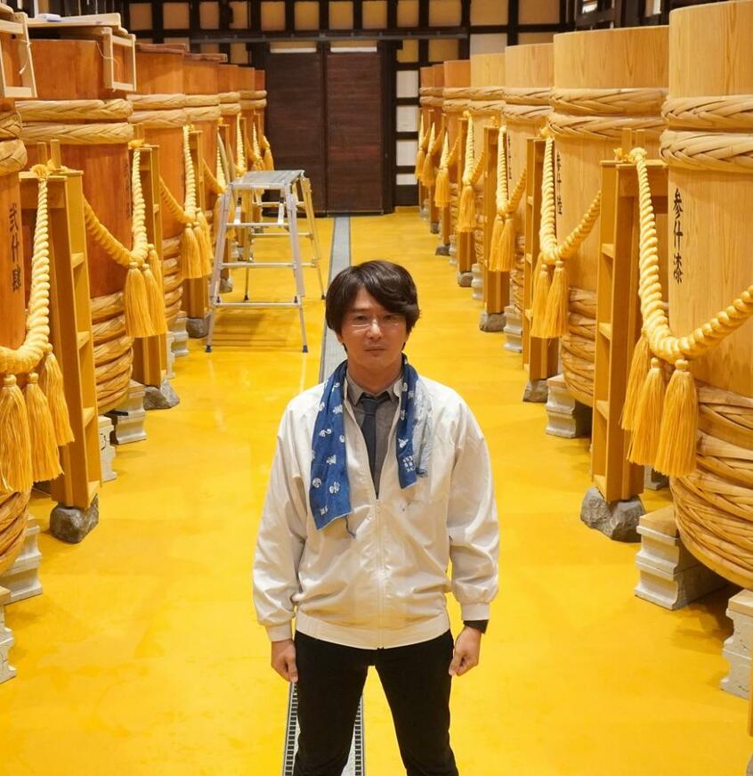 「新政」の蔵には、昔ながらの木桶が並ぶ。社長の佐藤祐輔は「いずれ、すべてを地元の秋田杉の桶にする」