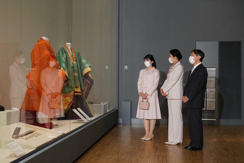 即位5年と結婚30年を記念した特別展示を鑑賞する天皇ご一家 =2023年11月10日、三の丸尚蔵館
