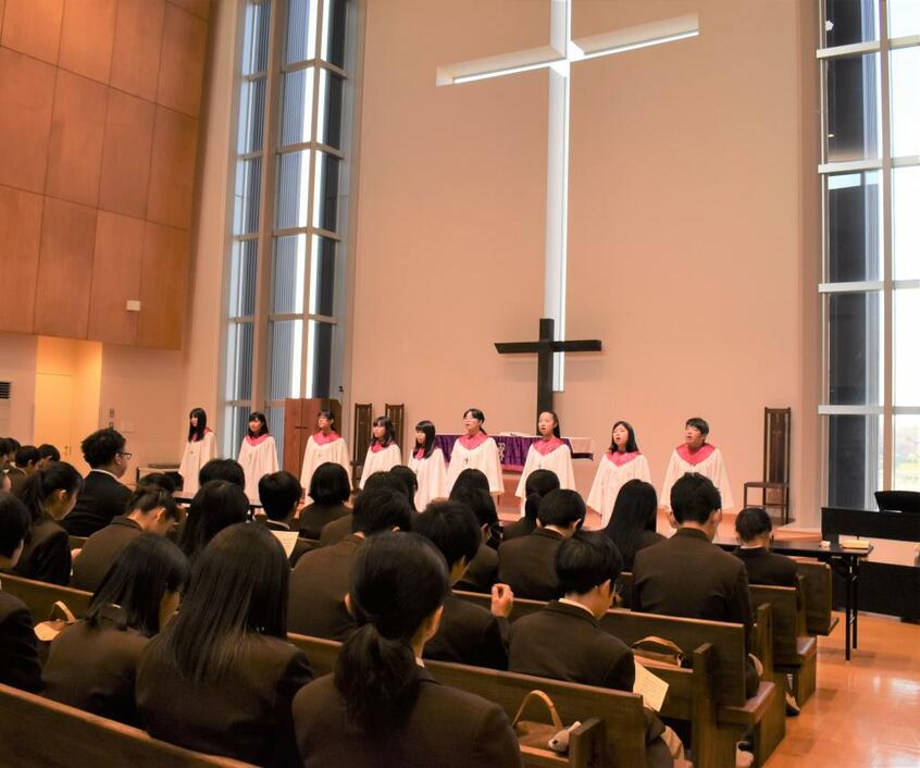 校内のチャペルで、賛美歌を歌って朝の礼拝を行う浦和ルーテル学院中学の生徒たち=さいたま市緑区、2019年
